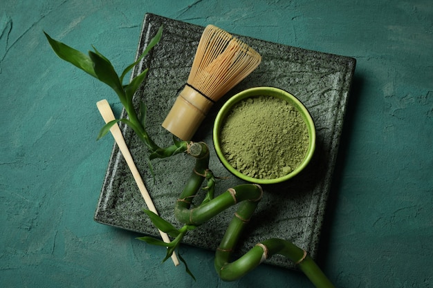 Concepto de té japonés con matcha sobre fondo de textura verde