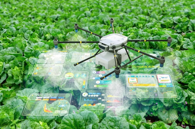 Concepto de tecnología agrícola con avión no tripulado volando por encima con visualización gráfica