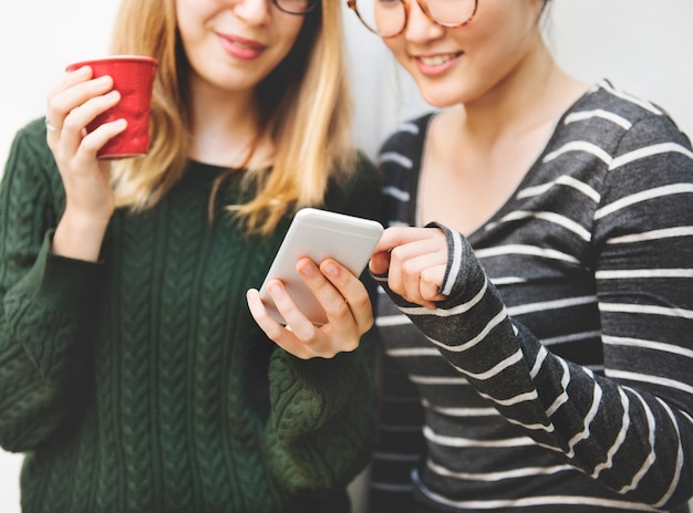 Concepto de la tecnología de la conexión de la amistad de las mujeres que habla