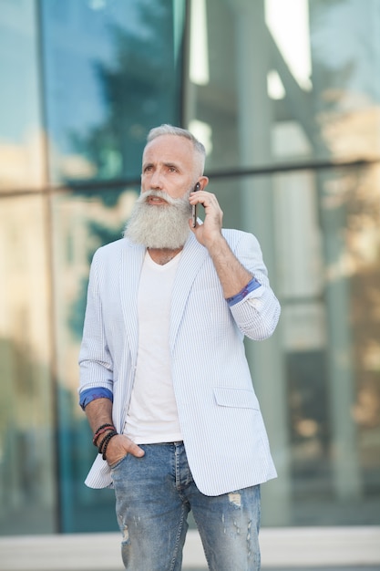 Concepto de tecnología de conexión de comunicación de teléfono móvil de hombre mayor