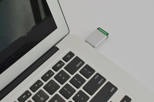 Concepto de tecnología destacada USB insertado en la computadora portátil una combinación eficiente y funcional