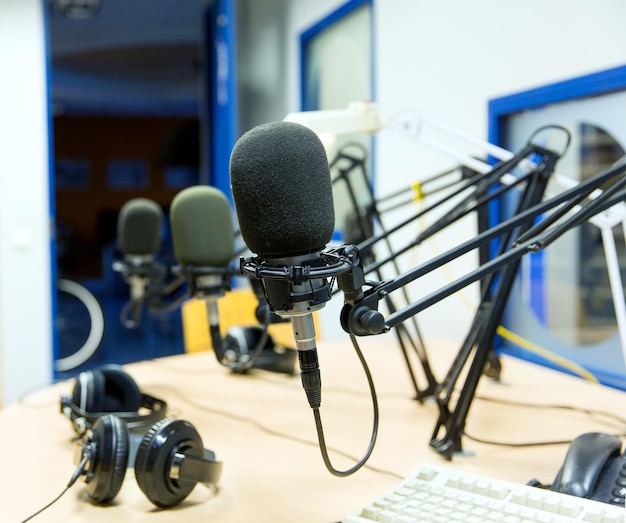 concepto de tecnología, electrónica y equipo de audio - cierre del micrófono en el estudio de grabación o estación de radio