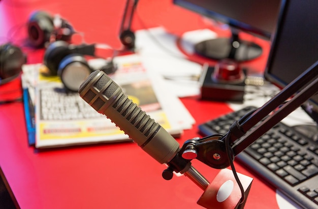 concepto de tecnología, electrónica y equipo de audio - cierre del micrófono en el estudio de grabación o estación de radio