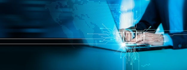Concepto de tecnología financiera (Fintech): empresario que utiliza una computadora portátil y se conecta a la tecnología de Internet para transacciones financieras seguras y protección de datos.