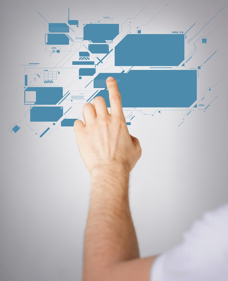 Foto concepto de tecnología futura: cierre de la mano del hombre apuntando a la pantalla virtual