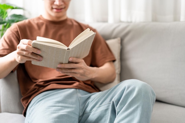 Concepto de tecnología El hombre leyendo un libro