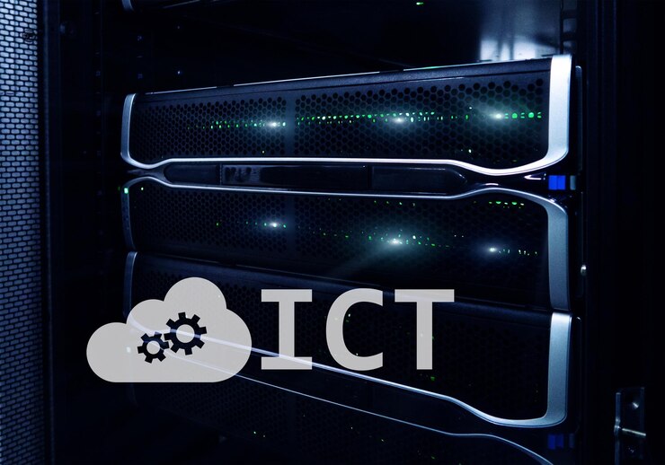 Foto concepto de tecnología de la información y las comunicaciones de las tic en el fondo de la sala de servidores