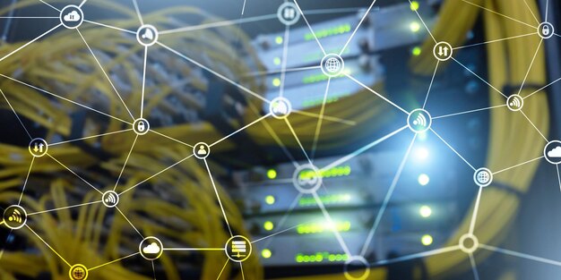 Concepto de tecnología de Internet de comunicaciones en la nube en el fondo borroso de la sala de servidores