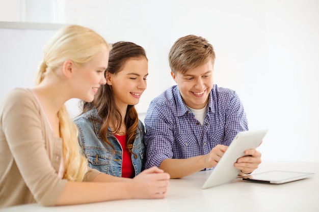 concepto de tecnología, internet, escuela y educación - grupo de estudiantes adolescentes sonrientes con tabletas en la escuela