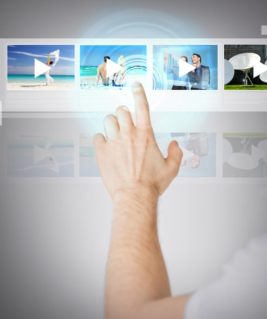 Foto concepto de tecnología, internet y redes - hombre presionando el botón en la pantalla virtual