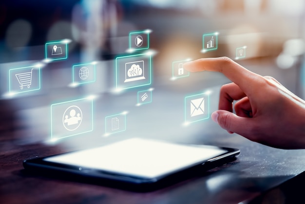Foto concepto de tecnología de internet y redes, mano tocando el icono de medios digitales con pantalla de demostración en tableta.