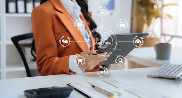 Concepto de tecnología de marketing digital Los empresarios utilizan tecnología de conexión de tabletas y teléfonos inteligentes y marketing digital