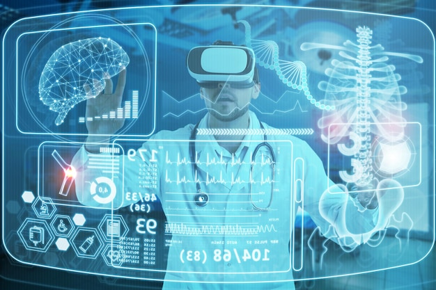 Concepto de tecnología médica Médico que utiliza auriculares de realidad virtual para estudiar los datos de salud del paciente