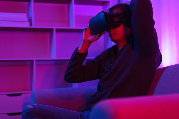 Concepto de tecnología de metaverso Hombre que sostiene gafas de realidad virtual y diviértete envolvente futurista en metaverso