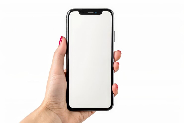 Concepto de tecnología moderna Mujer sosteniendo una maqueta de teléfono inteligente iPhone en fondo blanco