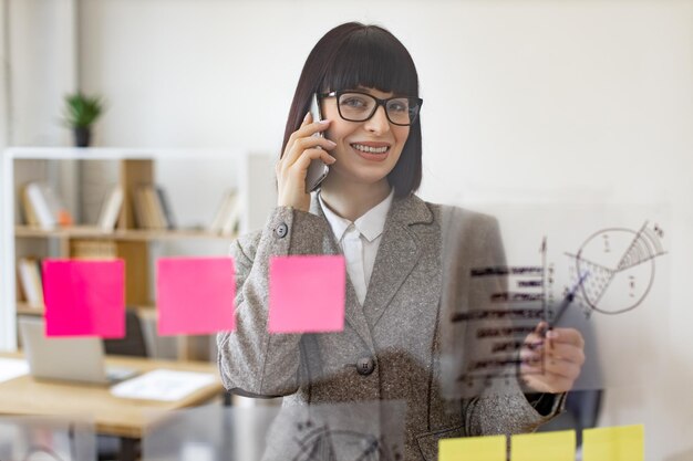 Concepto de tecnología moderna y personas ocupadas