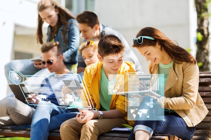 Foto concepto de tecnología y personas - grupo de estudiantes adolescentes felices o amigos con computadoras tabletas al aire libre a través de pantallas virtuales