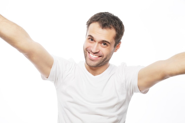 Concepto de tecnología y personas Happy selfie Hombre joven guapo sosteniendo la cámara y haciendo selfie y sonriendo