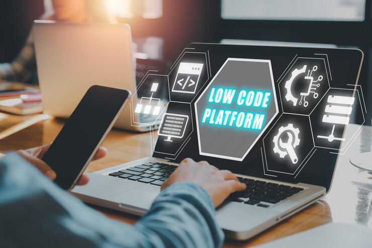 Concepto de tecnología de plataforma de desarrollo de software de bajo código Mujer escribiendo a mano en el teclado de la computadora con el icono de plataforma de Desarrollo de Software de bajo código en la pantalla virtual