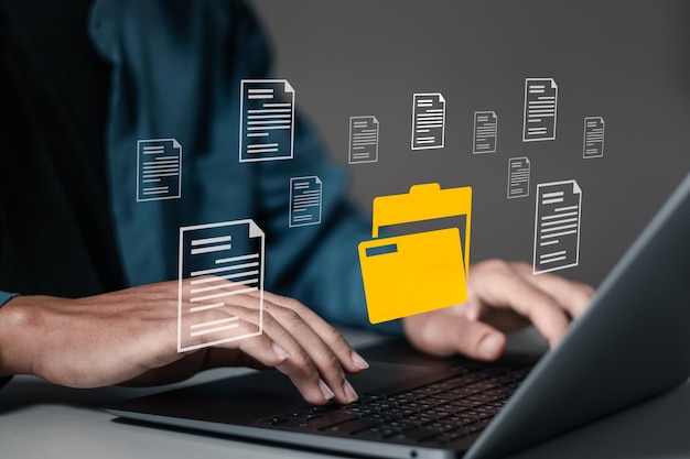 Foto concepto de tecnología de sistema de gestión de documentos empresario que utiliza una computadora portátil con base de datos en la computadora para almacenar archivos datos de documentos proceso de almacenamiento de archivos digitales con seguridad y tecnología de la información