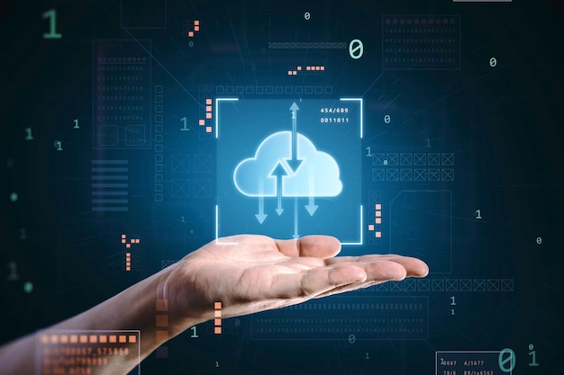 Concepto de tecnología de transferencia y almacenamiento de datos con pantalla táctil digital con símbolo de nube digital brillante y flechas en marco virtual sobre la palma de la mano del hombre sobre fondo tecnológico oscuro