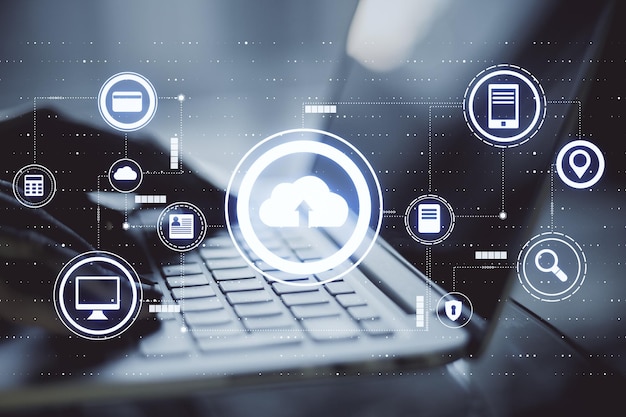 Concepto de tecnología de transferencia de datos con iconos de servicio de nube virtual y manos en el teclado de la computadora portátil