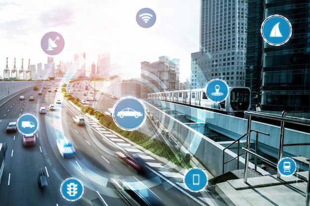 Concepto de tecnología de transporte inteligente para el futuro tráfico de automóviles en la carretera