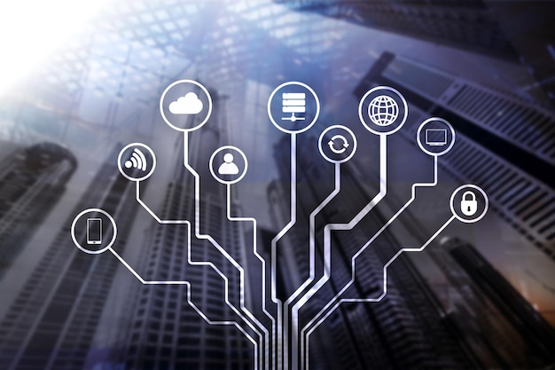 Concepto de telecomunicaciones e IOT en el fondo borroso del centro de negocios