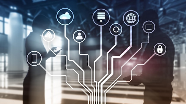 Concepto de telecomunicaciones e IOT en el fondo borroso del centro de negocios