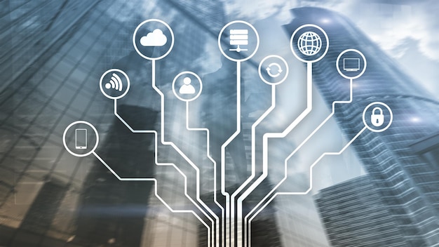 Concepto de telecomunicaciones e IOT en el fondo borroso del centro de negocios