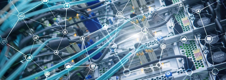 Foto concepto de telecomunicaciones con estructura de red abstracta y fondo de sala de servidores