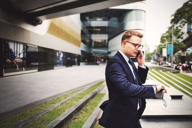 Concepto del teléfono del hombre de negocios que habla