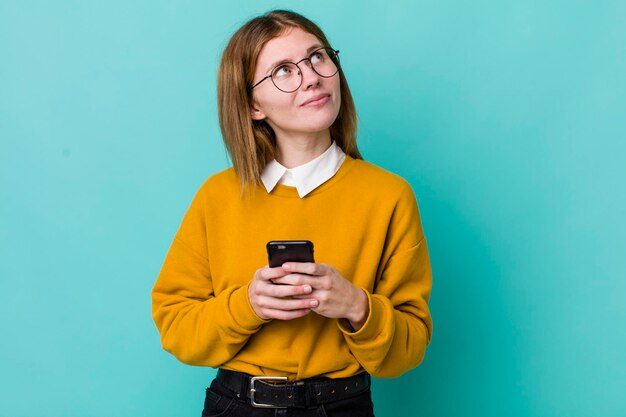 Concepto de teléfono de mujer bonita adulta joven