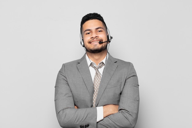 Concepto de telemarketer de expresión feliz empresario hispano