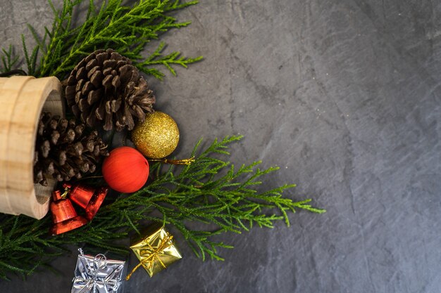 Concepto de temporada de felicitación. Cerca de adornos en un árbol de Navidad con luz decorativa