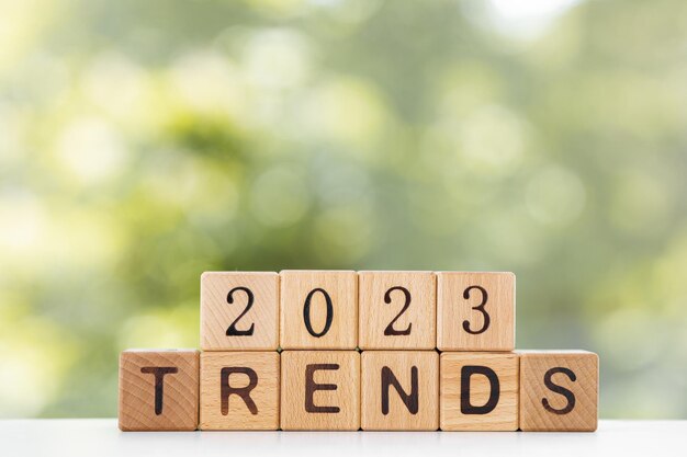 Concepto de tendencia 2023 Cubo de madera con TENDENCIAS 2023