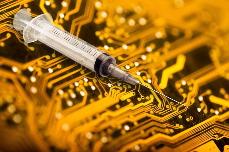 Foto concepto de teoría de la conspiración con chip de procesador digital y líquido de vacuna en una jeringa