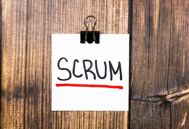 Concepto de texto SCRUM en un papel sobre la mesa Metodología de desarrollo ágil