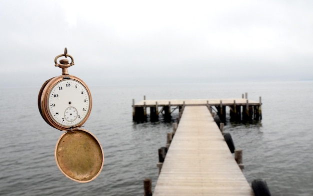 Concepto de tiempo Reloj vintage sobre el lago Prespa en Macedonia