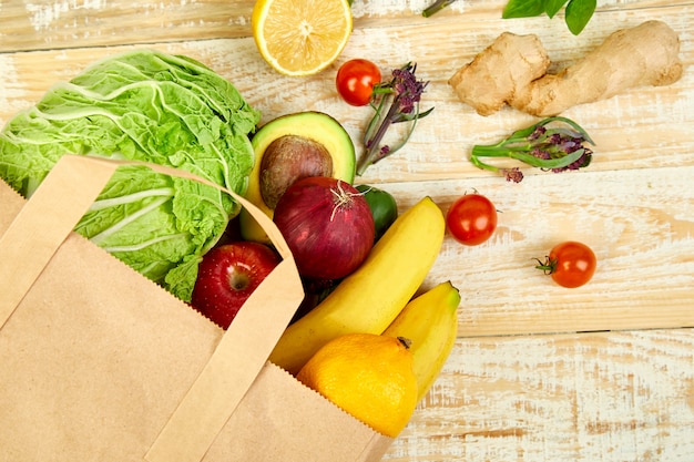 Concepto de tienda de comestibles. Bolsa de papel llena de diferentes frutas.