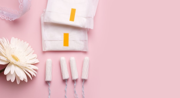 Foto concepto tierno de menstruación en mujeres. manteles y tampones.