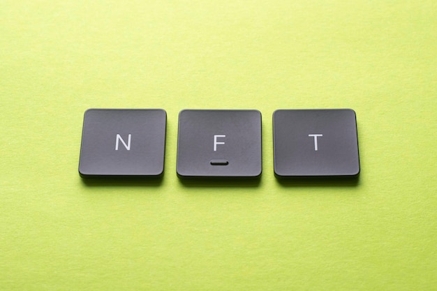 Concepto de tokens NFT no fungibles Claves con la abreviatura NFT