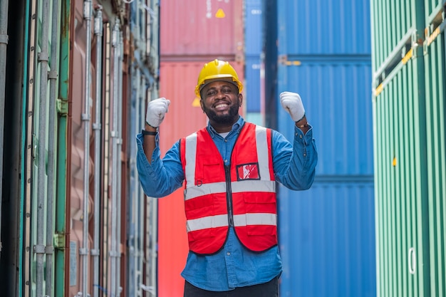 Concepto de trabajador afroamericano Trabajador afroamericano que trabaja en contenedores de almacén para exportación de importación logística