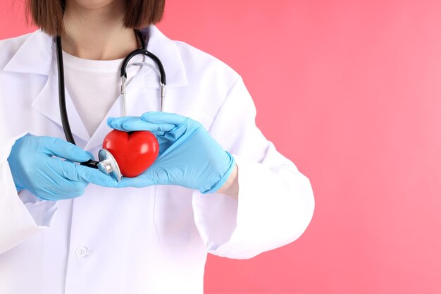 Concepto de trabajador de la salud con espacio de mujer joven para texto