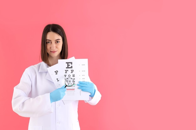 Concepto de trabajador de la salud con espacio de mujer joven para texto