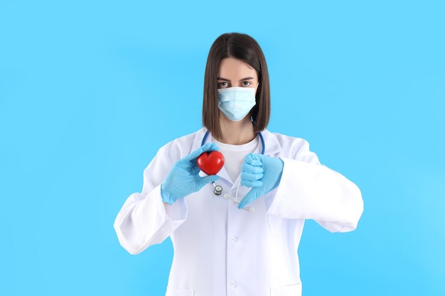 Foto concepto de trabajador de la salud con mujer joven