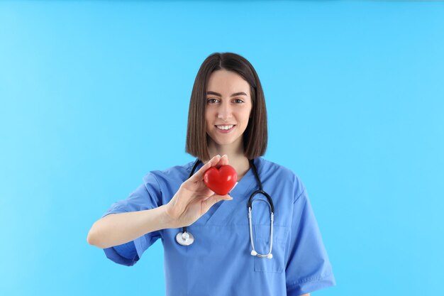 Concepto de trabajador de la salud con mujer joven