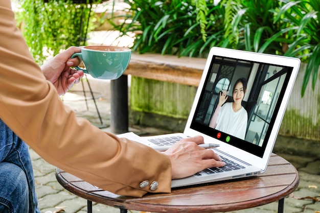 Foto concepto de trabajo autónomo proyecto de planificación autónomo ocupado confiado en moda