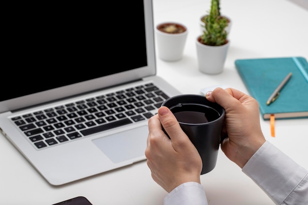 Concepto de trabajo en casa Manos de mujer con artículos para negocios sobre la mesa