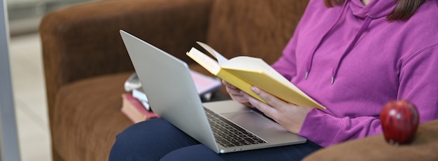 Concepto de trabajo desde casa: mujer joven trabajando en su proyecto actual